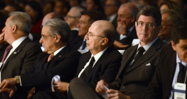 １１日、全国産業会議で顔を合わせたメイレレス氏（左）とレヴィ財相（右）(Jose Paulo Lacerda/CNI)