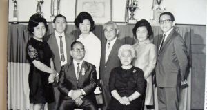 １９６９年１０月１８日、金婚式のお祝いで撮った家族写真。（前列左から）岸本、萩乃、（後列同）次女ルッチ、三男ヨツギ、三女耐子、長男ルイス、長女クララ、次男イザク