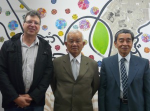 （左から）トレド実行委員長、山田会長、吉田副会長