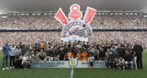 巨大なチームの紋章のフラッグを背に優勝記念撮影のチームメンバー （Rodrigo Gazzanel/Ag. Corinthians）