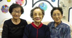 （左から）桑原妙子さん、高瀬千秋さん、久保部長