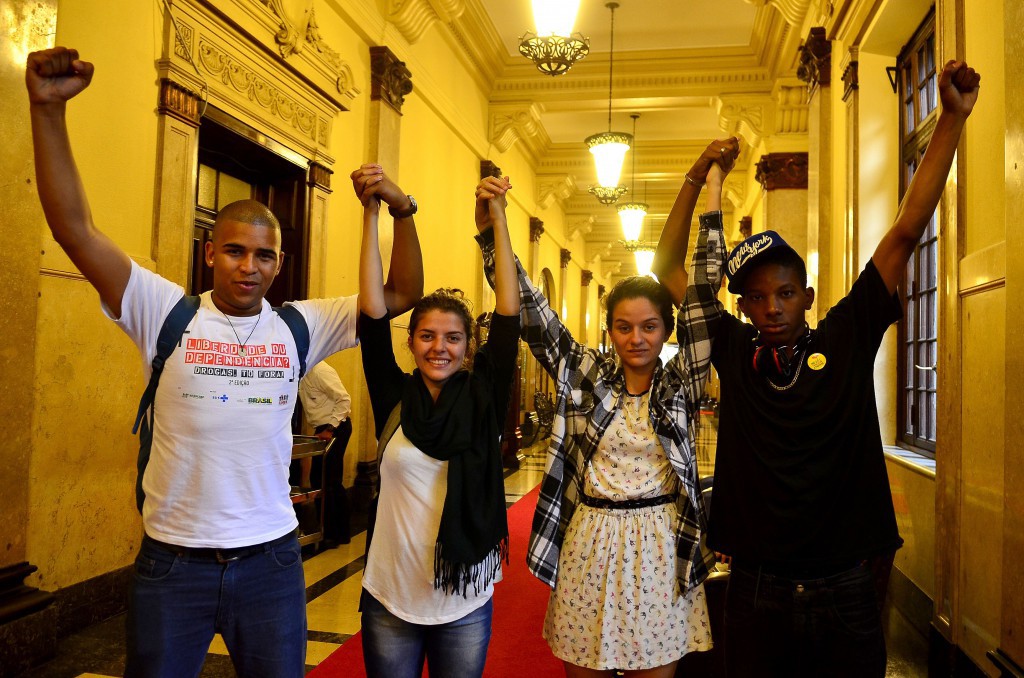聖州高裁の判決に喜びの表情を見せる生徒側の代表者たち（Rovena Rosa/ Agencia Brasil）