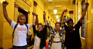 聖州高裁の判決に喜びの表情を見せる生徒側の代表者たち（Rovena Rosa/ Agencia Brasil）