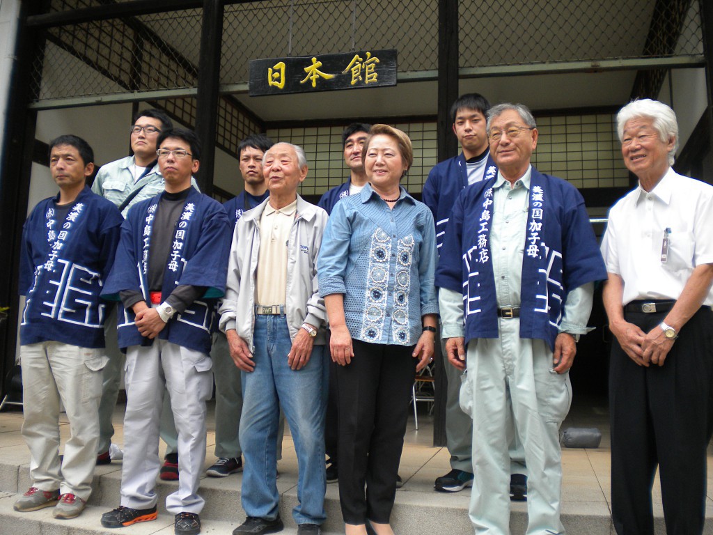 修復に取り掛かる中島社長（前列左から５人目）と６人の宮大工ら