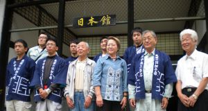 修復に取り掛かる中島社長（前列左から５人目）と６人の宮大工ら