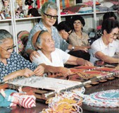 ブラジルにある日系人向け老人ホーム「憩の園」の創立者・渡辺マルガリーダさん（故人）と在園者たち。これの日本版がいつかできるだろうか
