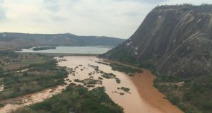 汚泥流入で取水を停止したバイショ・グアンドゥ付近のドッセ川（Josias da Vitória/Secom – ES）