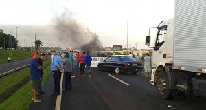９日朝よりパラナ州で高速道路を封鎖するトラック（Samuel Victor/Comando Nacional do Transporte）