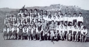 公民学園の学芸会記念（1950年7月、松本信代さん提供）
