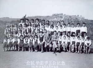 公民学園の学芸会記念（1950年7月、松本信代さん提供）