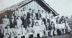 サンジョン日語学校、青年会館落成、天長節拝賀式に集まった人々（1947年4月29日、『トレスバラス移住地五十年史』より）