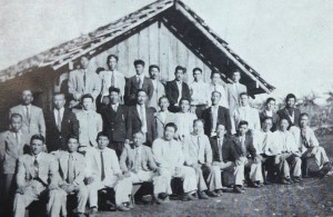 サンジョン日語学校、青年会館落成、天長節拝賀式に集まった人々（1947年4月29日、『トレスバラス移住地五十年史』より）