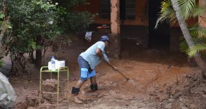 自宅から泥を掻き出す住民（Antonio Cruz/Agencia Brasil）