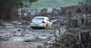 泥に埋まったマリアナ市の様子（Antonio Cruz/Agencia Brasil）