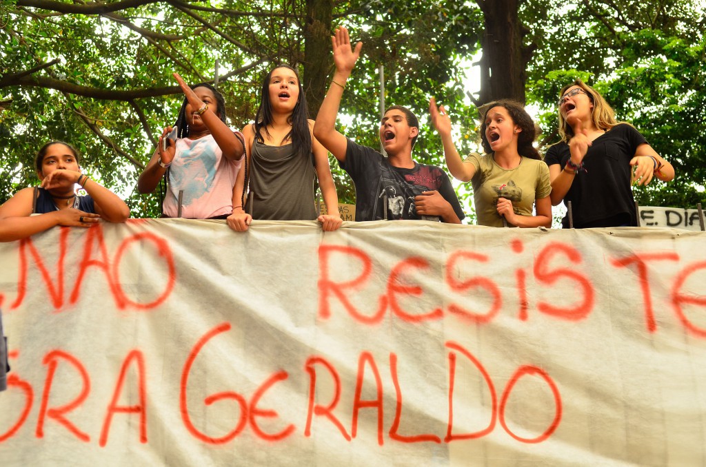 応援に駆けつけた学生に呼応し学校内から気勢を上げる生徒達（Rovena Rosa/Agencia Brasil）