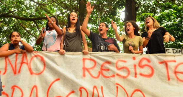 応援に駆けつけた学生に呼応し学校内から気勢を上げる生徒達（Rovena Rosa/Agencia Brasil）