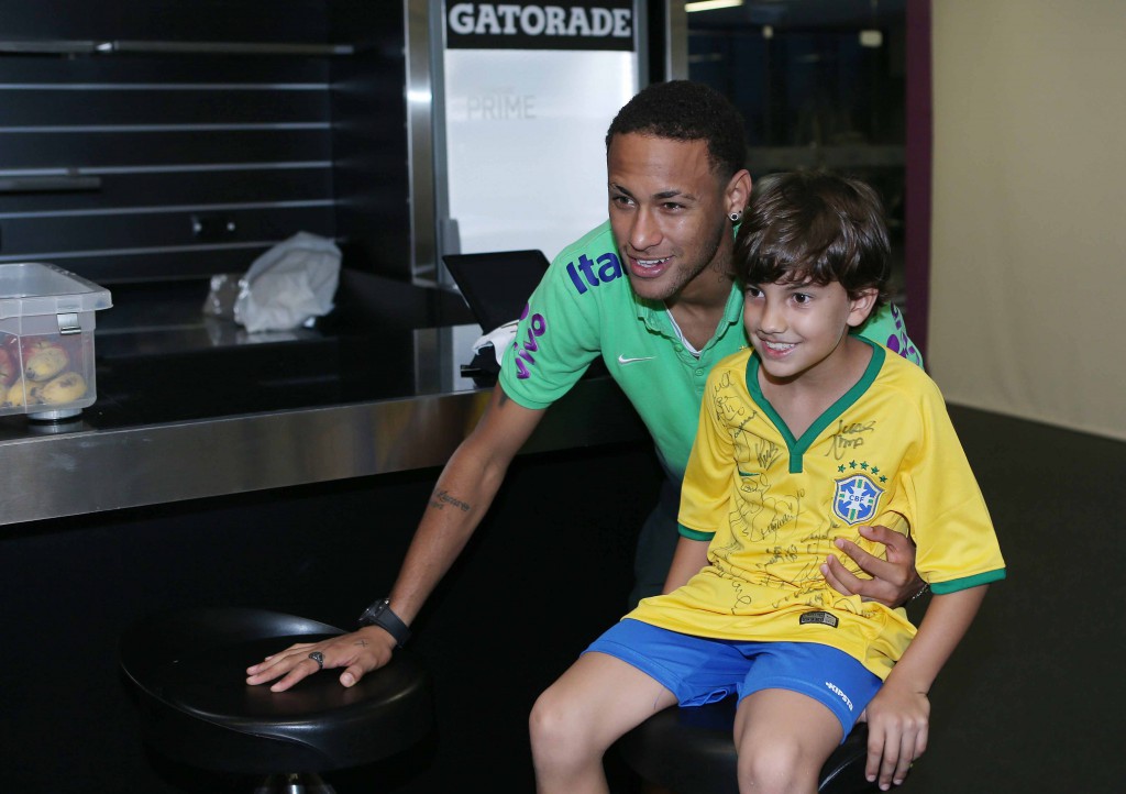 チームメイト、カカーの息子（右）とリラックスした表情を見せるネイマール（左）（Rafael Ribeiro/CBF）