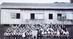 公民学園の卒業記念写真（1952年12月、松本信代さん提供）