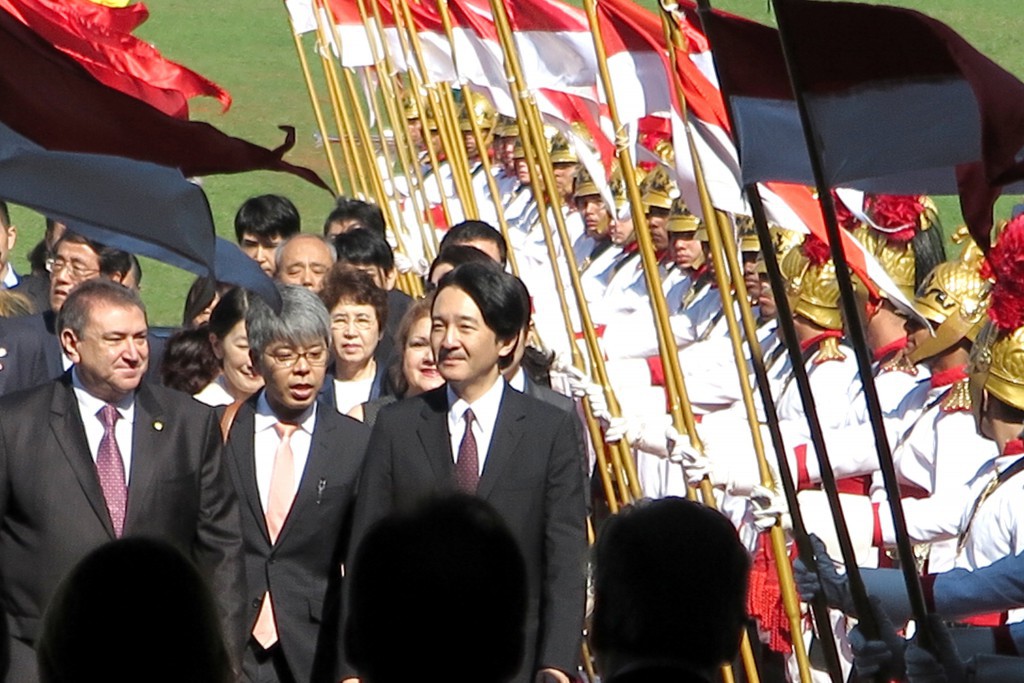 連邦議会の中央玄関に並ぶ、儀仗兵の隊列の中をゆっくりと進まれる秋篠宮さま