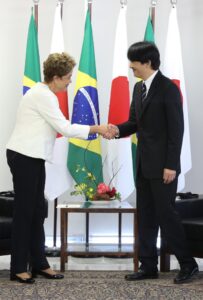 何食わぬ顔で握手するジウマ大統領（Foto: Lula Marques/Agência PT）