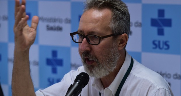 小頭症について語るマイエロヴィッチ伝染病予防課長（Marcello Casal Jr./Agência Brasil）