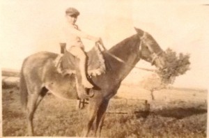 ラ・コルメナで裸足で馬に乗って学校に通う坂本邦雄さん