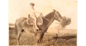 ラ・コルメナで裸足で馬に乗って学校に通う坂本邦雄さん