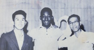 中川芳則さん（左）とペレー（５８年頃、ロンドリーナ市内で撮影）