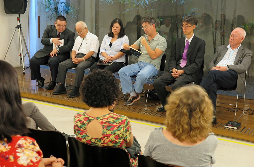出版会の様子（左から２人目が森田さん、中川さん、遠藤さん、平野名誉教授）