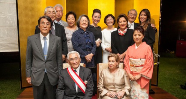 （左から）梅田大使と斉藤氏、その家族（Foto: Agencia Forca Aerea）