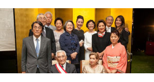 （左から）梅田大使と斉藤氏、その家族（Foto: Agencia Forca Aerea）