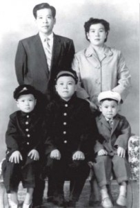 ボリビア出発前に家族記念写真。父・宏芳（こうほう）、母・光（みつ）、弟・宏（ひろし）、茂（しげる）と共に