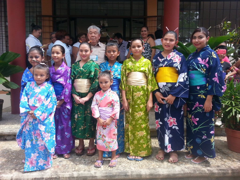 着物を着たかわいい子どもたち