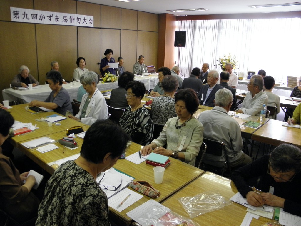 『かずま』とは２００５年１２月に亡くなった、ブラジル俳誌「蜂鳥」の主宰で俳人の富重かずま氏のこと。毎年１２月には氏を偲んで「かずま忌俳句大会」が開催されている。