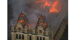 消火体制の不備が大惨事を招いた（炎上するポルトガル語博物館）／（Bombeiros do Estado de Sao Paulo）