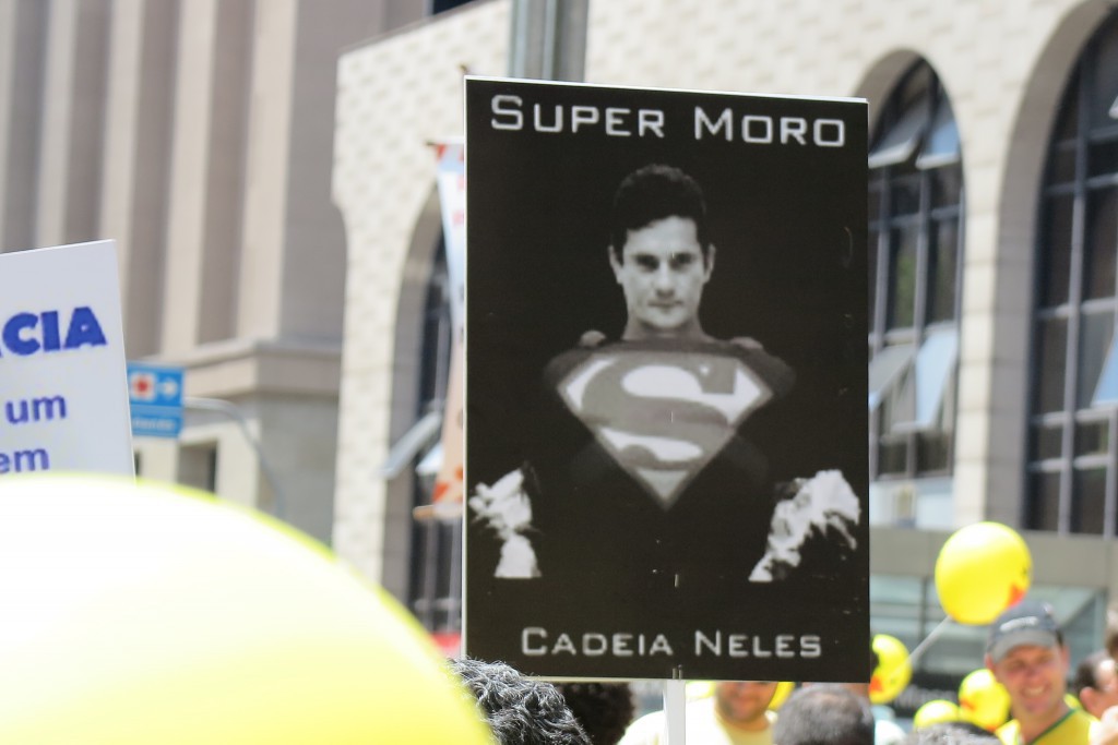 ラヴァ・ジャット作戦を指揮するセルジオ・モーロ判事をスーパーマンに見立てたプラカード。胸の「Ｓ」はセルジオか