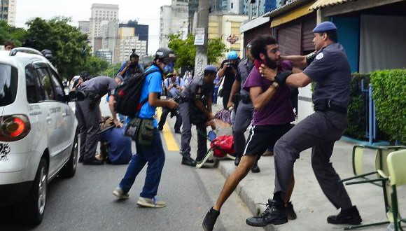 デモ参加のＵＳＰ学生と制圧しようとする警官（Rovena Rosa/Agência Brasil）