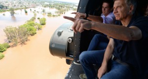 被災地を上空視察する亜国のマクリ大統領（Casa Rosada）