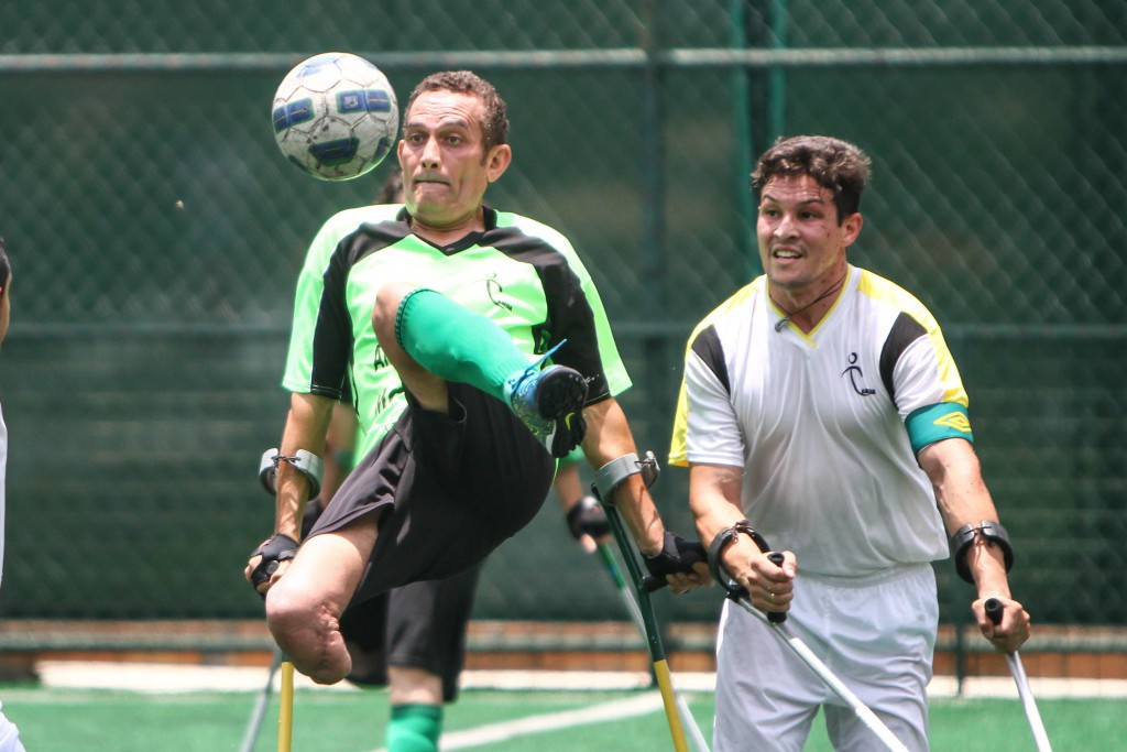 決勝でボールを奪い合う選手達（緑：ベロ・オリゾンテ、白：ジアマンチーナ、Bruno Cantini/Clube Atlético Mineiro）