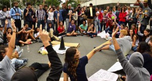 聖州公立校再編への反対運動は路上封鎖にまで広がった（Rovena Rosa/Agencia Brasil）