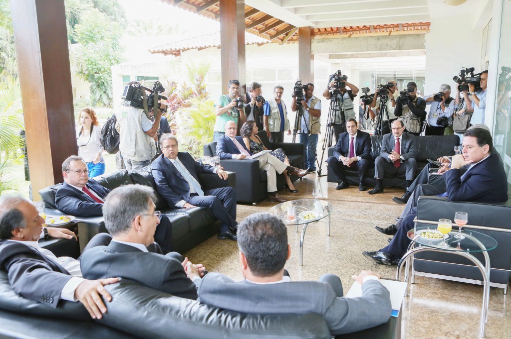 ブラジリアに集まった州知事達とそれを囲む取材陣（Luiz Chaves/Palácio Piratini）