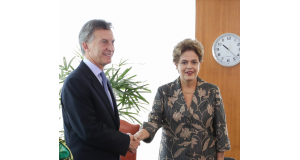 マクリ氏（左）を迎えるジウマ大統領（Lula Marques/Agência PT）