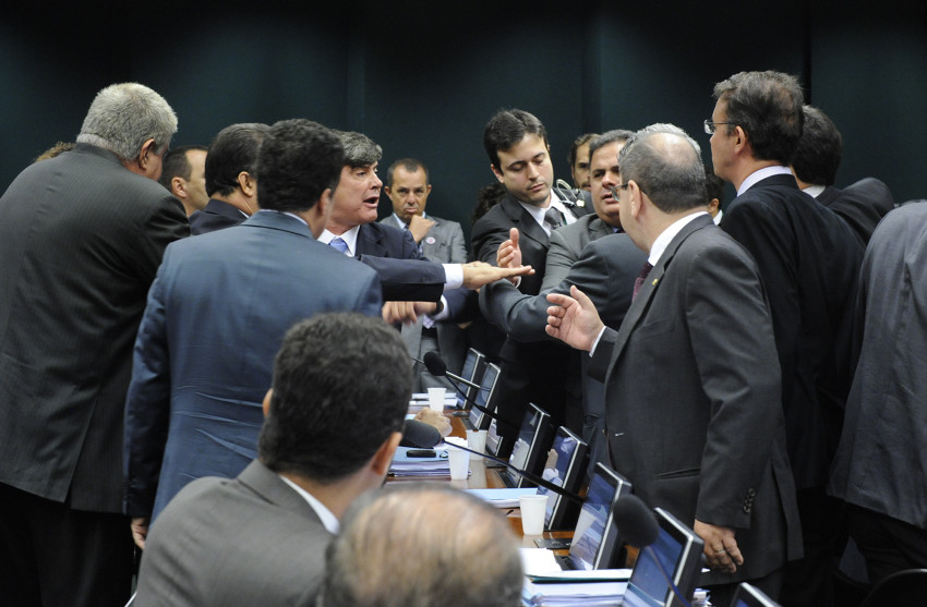 １０日の政治倫理委員会での喧嘩(Luis Macedo/Câmara dos Deputados)