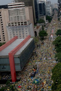 この光景が再現されるか？　パウリスタ大通り界隈全体が立錐の余地もないほど。〃１００万人〃のデモ参加者で溢れた３月１４日デモの様子（Foto: Robson Fernandes/Fotos Públicas）