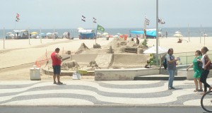 五輪をテーマにしたコパカバーナの砂の造形
