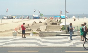 五輪をテーマにしたコパカバーナの砂の造形
