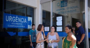 診療が行われず困窮する市民（リオ市北部ＨＳＧＶで、Fernando Frazao/Agencia Brasil）