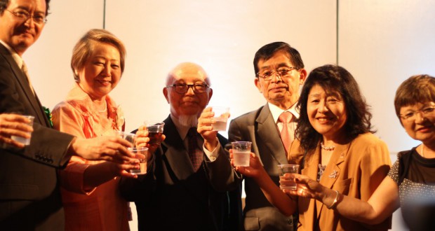 乾杯する呉屋会長（左から２人目）ら