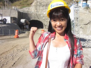 トンネルの開通式を取材する清美さん（本人ブログより）