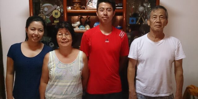 （左から）姉の直美、早苗、オスカル、嗣光さん。ナタルのひと時を家族と過ごし英気を養った